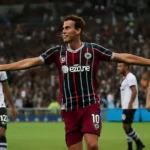 Imagem de capa do Fluminense final Carioca com destaque para Ganso decidindo nos acréscimos