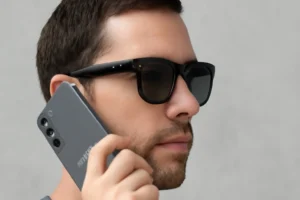 Imagem de capa horizontal 16:9 representando os óculos inteligentes da Samsung, com destaque para câmera ao nível do olho e tecnologia de processamento em smartphone, lançamento previsto para 2026, desafiando a Meta Ray-Ban.